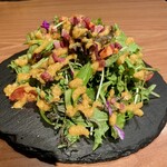 炭火焼肉 たくみ - 国産の金ごまの自家製のドレッシングのサラダ