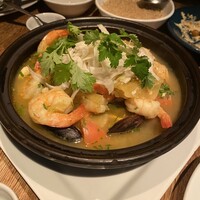 CICADA - 海鮮タジン鍋。写真奥のクスクスにかけて食べる。