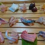 とんかつ 武蔵 - 刺身盛り合わせ。松皮造りなど芸コマ