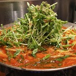 肉の山﨑 - 豆苗を、てんこ盛り乗せます。