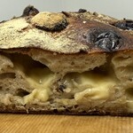 パン・デ・フィロゾフ - チーズとブランデーレーズンのロデヴ断面