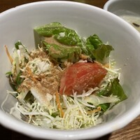 珞珈壹号 銀座店 - サラダはやっつけ感があるも量は有ります