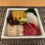 陸奥湾のホタテ、生ウニ、イカなどのお造り