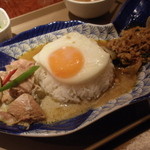 沌 - 相盛りランチ；グリーンカレーとガパオガイ