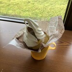 328210285 - 焼きイモソフトクリーム(中)  税込528円　　　　　　　輪切りで皮付きの焼き芋の上にミルクソフト　　　　　確かハロウィンスイートを選びました