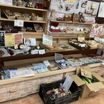 さつまいも農カフェきらら - 入り口付近にお土産品がたくさんあります