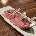 一頭買焼肉 玄 - ・6種盛り合わせ　2人前4,600円
            生タン　
            カメノコ
            松坂牛カイノミ
            松坂牛中落ちカルビ
            トモサンカク
            ハラミ