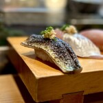 寿し辰 - 皮目が香ばしい炙り秋刀魚もめちゃくちゃおいしい♡
      ('ﾛ')/'ﾛ')/'ﾛ')/'ﾛ')/うまーイ!!!
      シャキッと粒の立ったササニシキのシャリが本当においしく、今年の秋刀魚の脂を受け止めるのよ♪