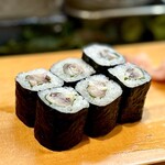 寿し辰 - そろそろお腹も満足、なにか巻いてって頼んだら出てきた、〆秋刀魚と大葉、ガリの巻きもの♪