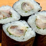 寿し辰 - 抜群の秋刀魚の〆加減に大葉とガリの爽やかさ♡
      この時点で翁鷺の熱燗2合め、海苔巻きを摘みながらペース配分考えてチビチビ飲まないとつい呑みすぎちゃう♪