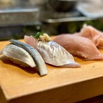 寿し辰 - 大将お任せで握ってもらいます♪
      小肌、生アジ、バチ中トロからスタート。小肌の〆加減のカンペキすぎること！ ｳ,ｳﾏ━━━Ψ(°д°;!)━━━ｽ!!!!!
      肉厚のアジ、脂ノリノリの中トロもウマい♡