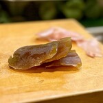 寿し辰 - お味噌汁と〆の緑茶を飲みながら、奈良漬を少し切ってもらいました♪(*´ﾉ旦`*)ｽﾞｽﾞｰ