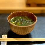 寿し辰 - 優しいお母さんの優しいお味噌汁♡(*´ω`*)
      わかめとネギ、鰹出汁の八丁味噌仕立て♪