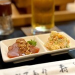 寿し辰 - お通しは焼津にある石原水産のマグロ生ハムとポテサラ♪
      このマグロ生ハムを寿し辰で初めて食べて感動し、わざわざ焼津まで買いに行ったことがあります(^^)
      ポテサラはお母さんの作かな？♡おいしい♪