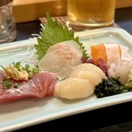 寿し辰 - 大将になにか適当にお刺身盛ってと頼んで出てきた、鰹、ヒラメ、帆立貝柱、エンガワ、サーモン♪
      どれもめっちゃウマい！('ﾛ')/'ﾛ')/'ﾛ')/'ﾛ')/うまーイ!!!
      今日は特にヒラメが最高！