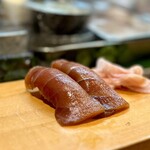 寿し辰 - Mugが大好きすぎる漬けマグロは、大将が気を利かせて2貫握ってくれました♪
      ねっとり抜群の漬け加減♡ ♪(●´д｀●´д｀●´д｀●)♡