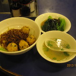 雞記 - 炸紫菜墨魚丸黑豉油王炒麵＝ザージーチョイマッユンマッシーローミン（HK＄３０）名前長すぎ！でも、旨い(^^)/　上の青菜の炒め物は、別料金です。