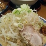 唐麺や十兵衛  - 少な過ぎ　コレで野菜マシとは　笑ってしまう