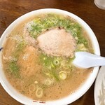 ふくちゃんラーメン - なみなみスープ、たっぷりネギ、沈み隠れるチャーシュー。良いビジュ