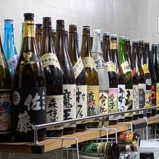 多彩な焼酎をはじめとしたドリンクを、自慢のもつとご一緒に