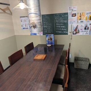 ゆったりと過ごせる大人の隠れ家で、お食事をお楽しみください