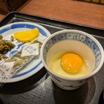 さぬきうどん 釜八 - 生卵と海苔とか漬物とか