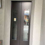 麺処 ゆずラボ｡ - 奥には2階に上がるエレベーター