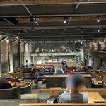 STARBUCKS COFFEE - 内観　※客席の奥の方からの眺め（正面が注文カウンター）