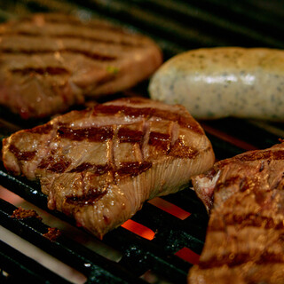 迷っちゃうほど豊富なメニュー！丁寧に仕込む料理や、絶品炭火焼