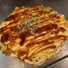 花子 白島店 - 肉玉そば(税込850円)
                ・蒸し細麺(升萬食品:広島市西区)
                ・カープソース(スパイシーな中辛、毛利醸造)
                ・焼き方:しっかり押さえる
                ・焼き上がりの形:綺麗な円形
                ・鉄板or鉄板皿で食べるのが標準