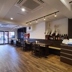 花子 白島店 - 店内は白い天井、白壁&腰高迄の黒塗り木板張り壁、木目を活かした木板張り床、焦茶色の木製テーブル&畳敷きベンチシート&焦茶色の椅子、お好み焼き屋というよりも居酒屋さんぽい空間、BGMは無し