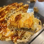 花子 白島店 - カープソースはスパイシーさのある甘み
                      蒸し細麺は和風出汁を吸ってしっとり軟かめな食感
                      焼き時間が短いので千切り甘藍の甘みはあまり感じず、昆布粉&魚粉の旨みが跋扈しています