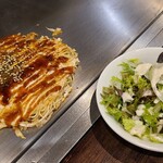 花子 白島店 - 肉玉そば(税込850円)
                      ランチタイムには野菜サラダがサービスで付きます！