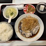 中華居酒屋 富盛 - 蒸し鶏の醤油ソース