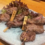 たん右衛門 - 特選黒牛タン 大判 80g 3,960円 、黒毛和牛ハラミ串 1,280円 、ラム肩ロース  490円