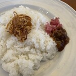 ロイヤルホスト - ご飯にはフライドオニオンとアチャールも添えられてます。