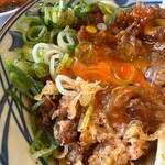 丸亀製麺 - 卵黄をくずして七味もプラス⤴︎