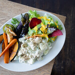 エコモレストラン - 「サラダチキンと和梨とサワークリームサラダ」平飼い鶏の胸肉を使ったしっとりサラダチキンとフルーツを動物性原料不使用のサワークリームで和えました。たっぷりのお野菜とお召し上がりください。