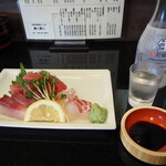 源八寿し - お造り盛り合わせ ＆ 冷酒