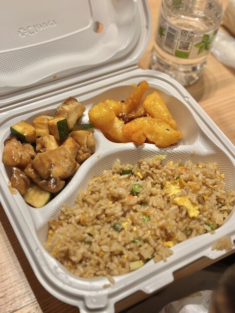 ごはん 食べ応え抜群な「ハンバーグとエビフライとから揚げの人気トリオ定食