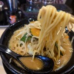 とろこく味噌らーめん みそや源兵衛 - 中太ストレート麺　食べ甲斐あります◎