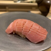 鮨かしわ - 「生黄肌鮪」
                    
                    最近、都内の有名店などが
                    こぞって使っている！
                    黄肌鮪
                    
                    本鮪などと比べると、
                    脂のノリは少なめですが、
                    旨味が強く、
                    美味しい鮪です
                    
                    鮮度の良い黄肌鮪は、
                    甘みもあり、
                    シャリとの馴染みも良く
                    鮨ネタとして、
                    これから見直されていくかもしれませんね。