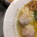 Ramen Break Beats - この器に付いたバジルは演出なのでしょうか?