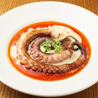 真蛸のプランチャ ポルチーニクリームとパプリカオイル