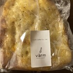 varm COFFEE & BAKERY - アボカドとサーモンのクロックムッシュ¥600