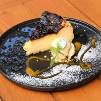 オリーブオイルをかけた塩チーズケーキと塩キャラメルアイス