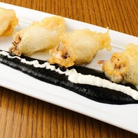 小イカのフリット イカスミソースとアリオリ