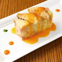 じゃがいも、ベーコン、チーズのケーキ仕立て えんがわのフリットと卵黄ソース