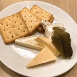 すみれ - チーズ盛合せ500円