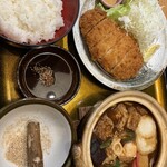 和食麺処 サガミ - トンカツは 味噌ダレをチョイス！ゴマをゴリゴリして味噌ダレの中へ 入れると 香ばしくて美味しいよ〜♩